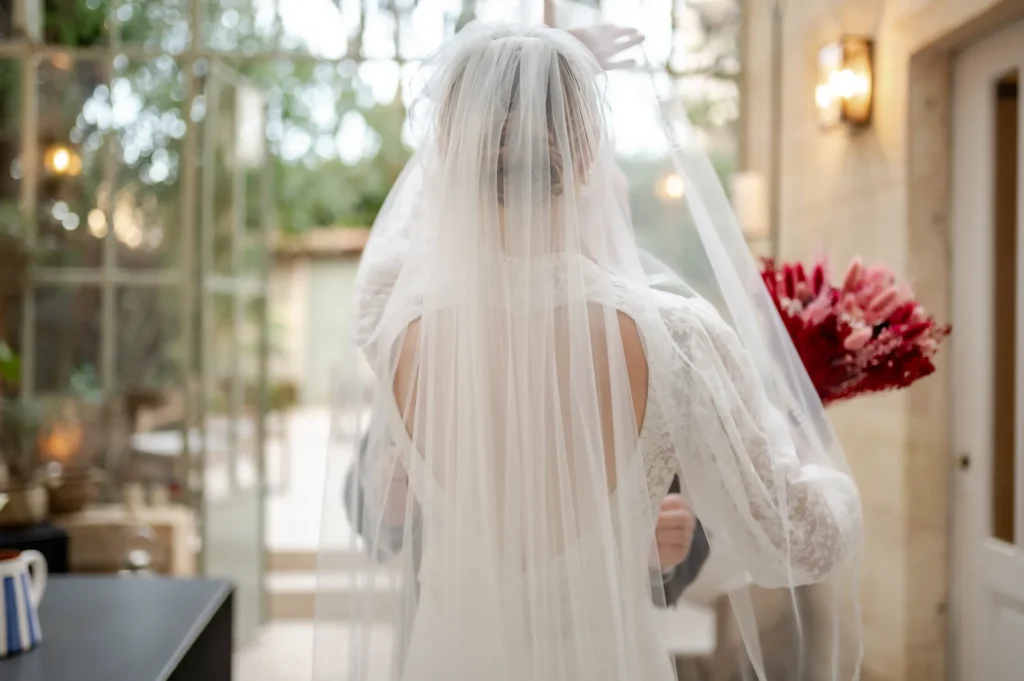 Mariée vu de dos avec son marie dans l'entrée de Maison Mandel
