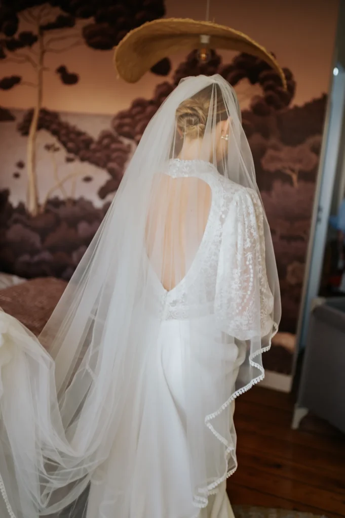Mariée de dos avec long voile