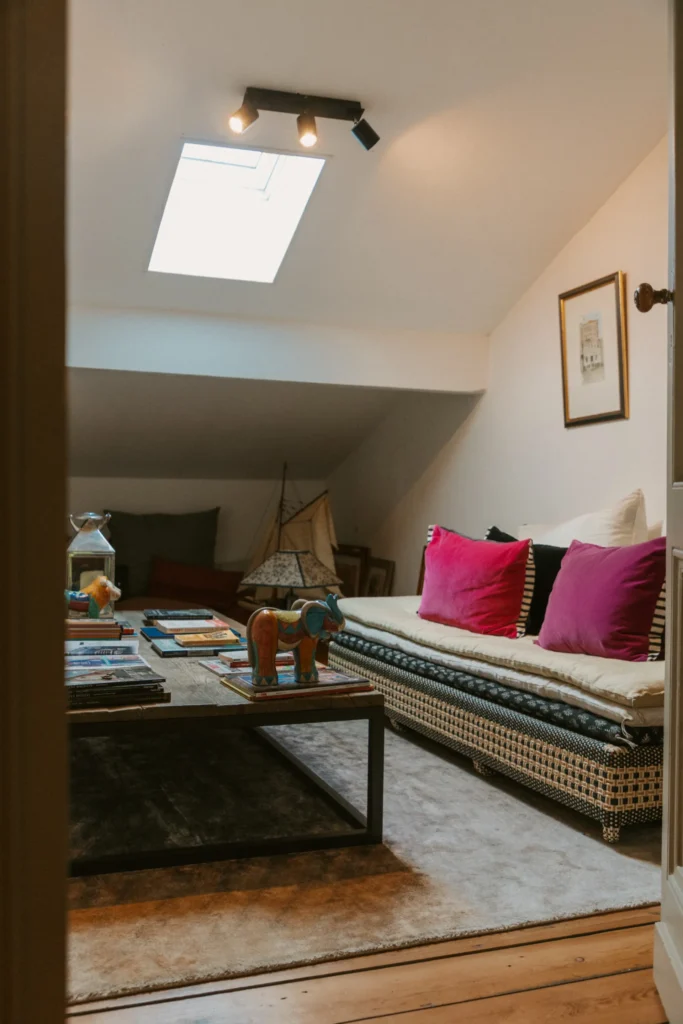 Pièce de lecture avec canapé et table basse en bois