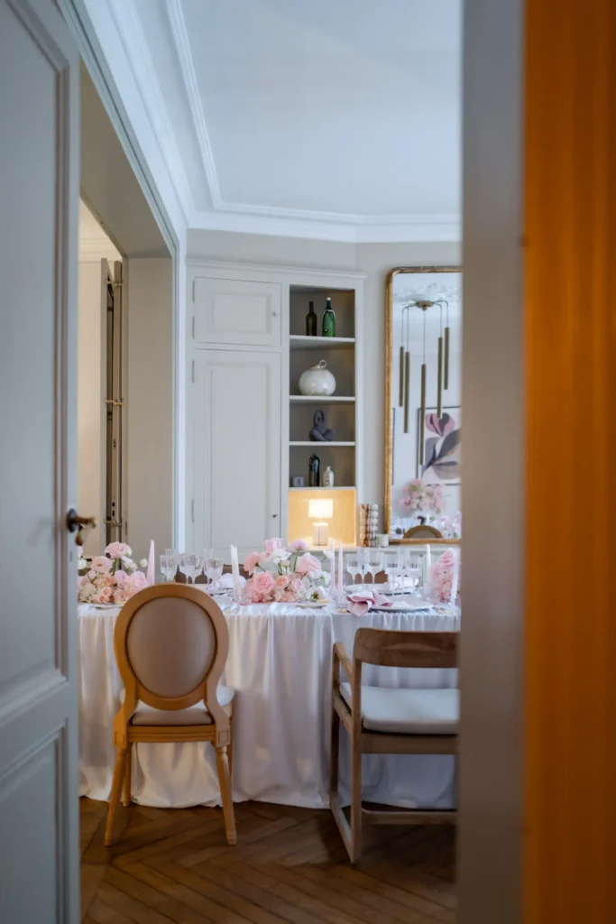 Ein gedeckter Tisch für eine Hochzeit